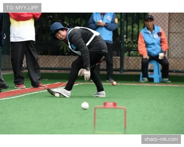 球门球二次触球规则详解：何时属于违规导致犯规楼下