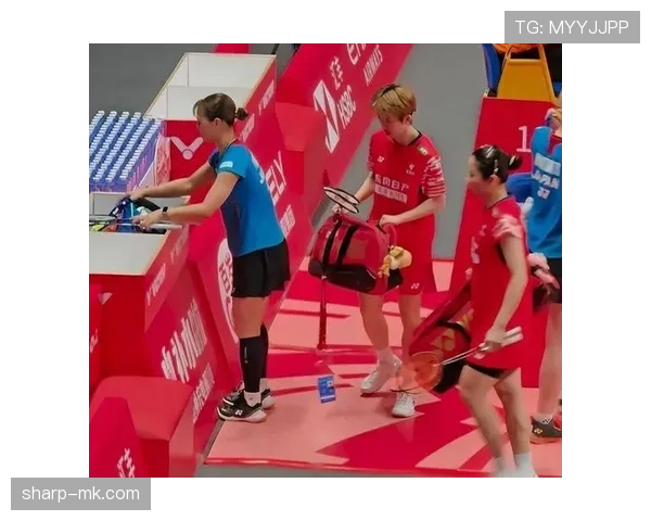 贾一凡训练完直接啃冰块，这自律狠人连喝水都要算卡路里？