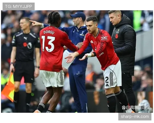 曼联赢球背后体系隐患显现，重建压力逐步反映至赛季走势